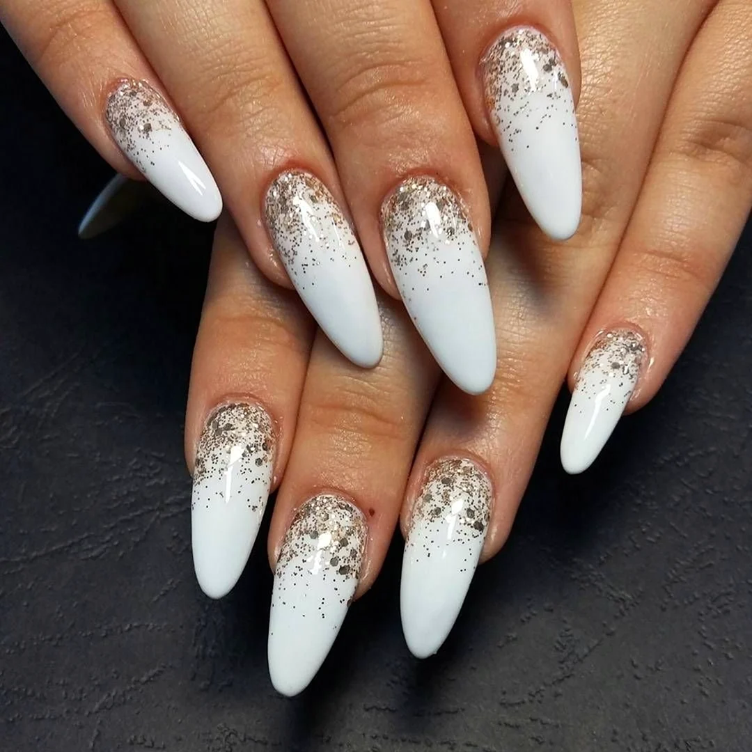 Белый маникюр на миндалевидных ногтях