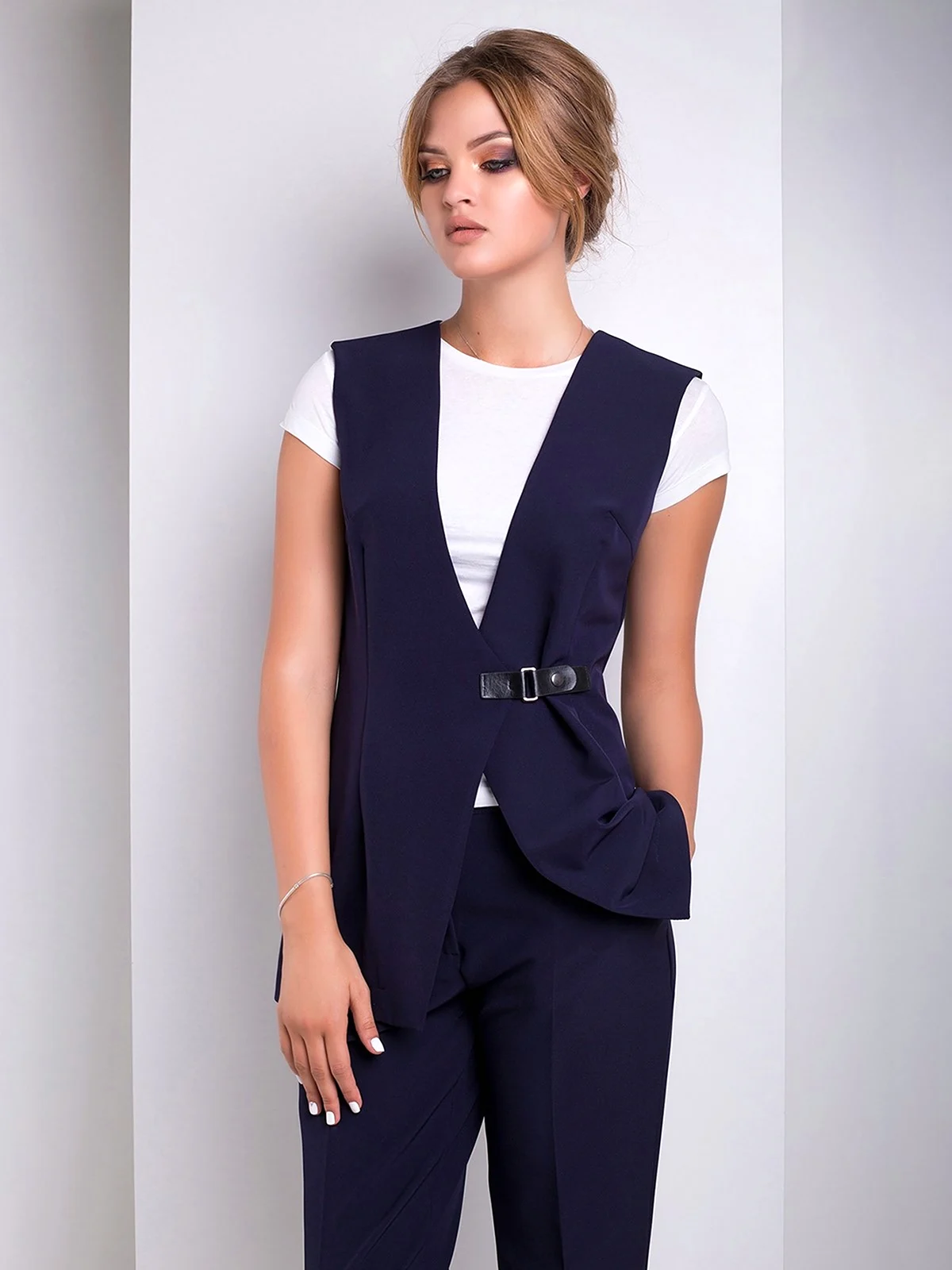 Брючный костюм с жилетом