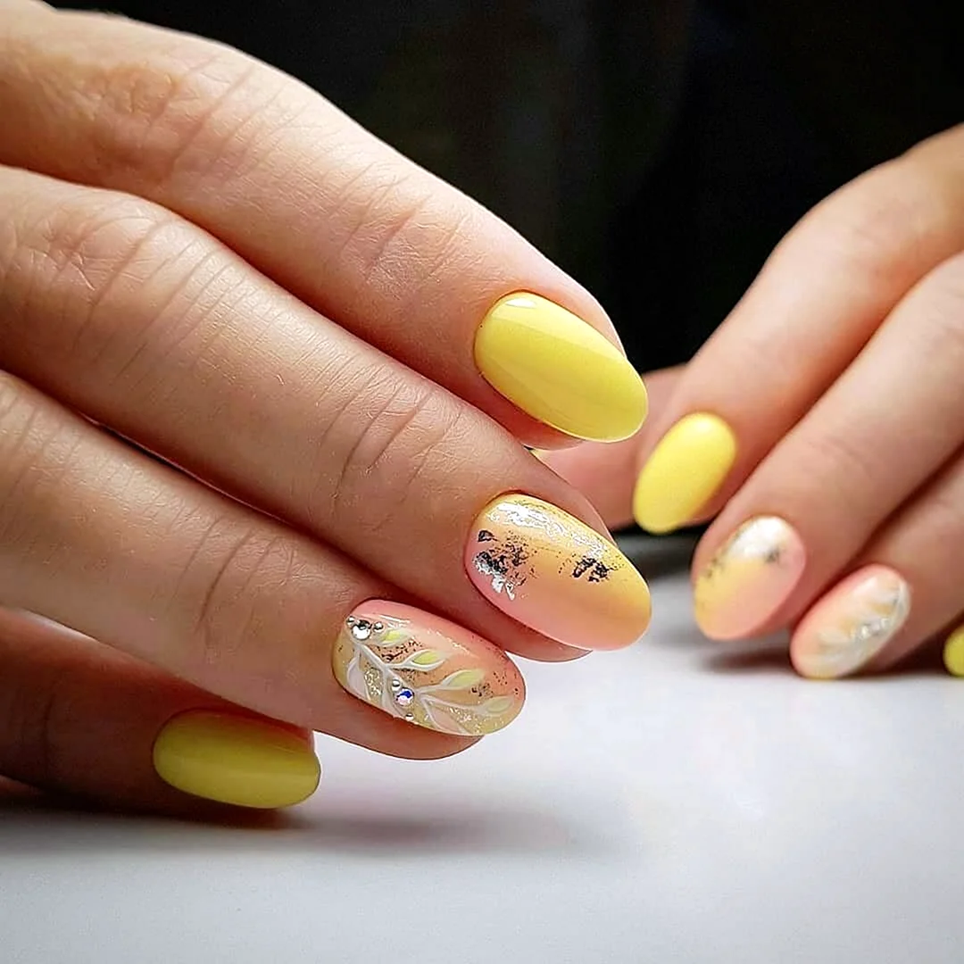 Маникюр жёлтый с розовым