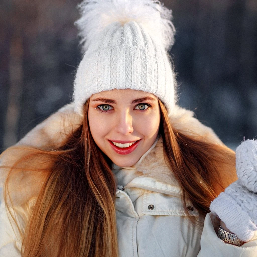 Красивая девушка в шапке