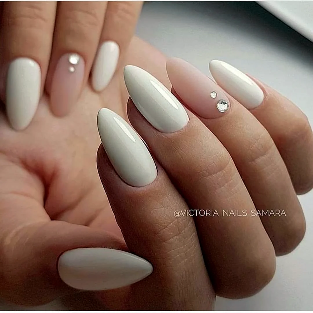 Белый матовый маникюр миндаль