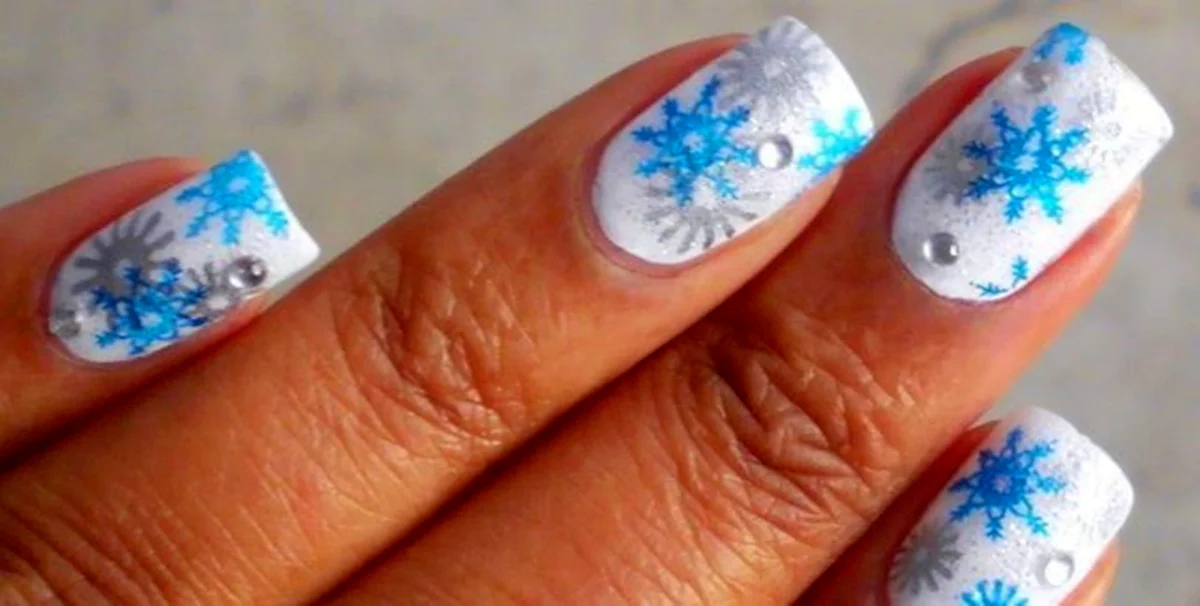 Маникюр голубой с белыми снежинками