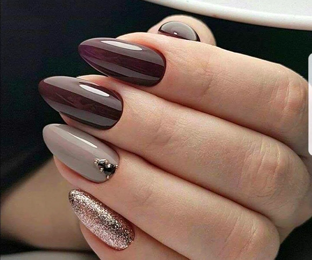Модный маникюр на миндалевидных ногтях коричневый