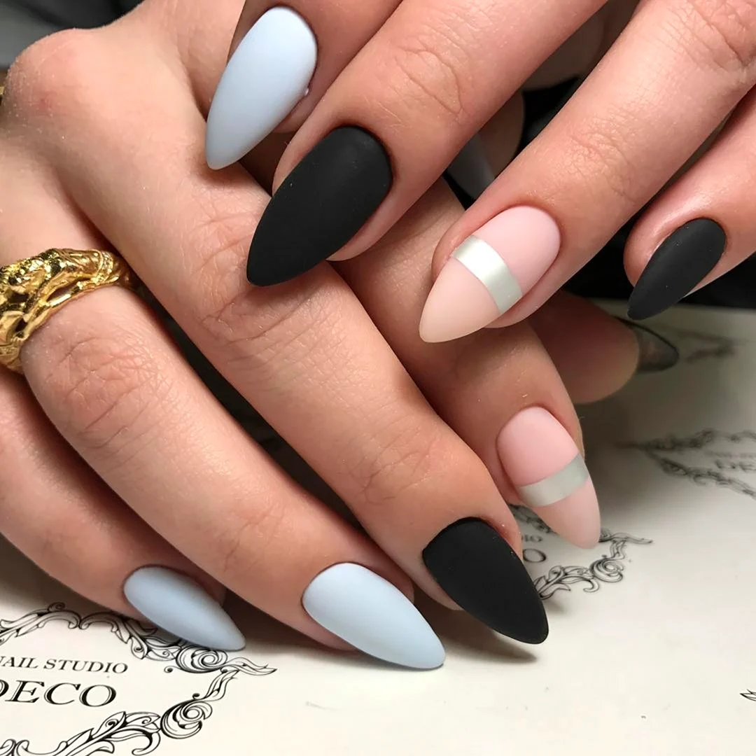 Чёрный матовый френч 2022 миндаль
