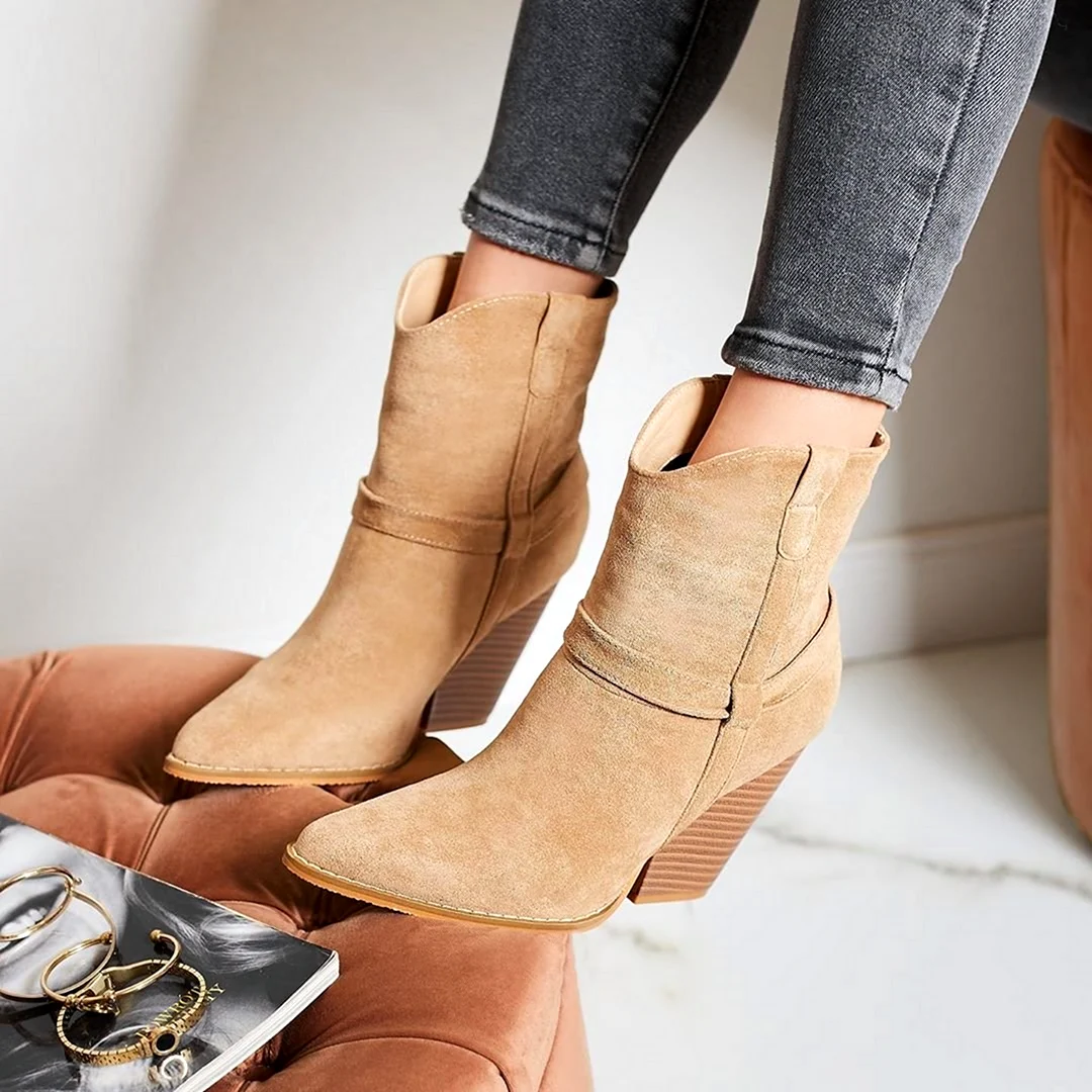 Стильные замшевые ботильоны