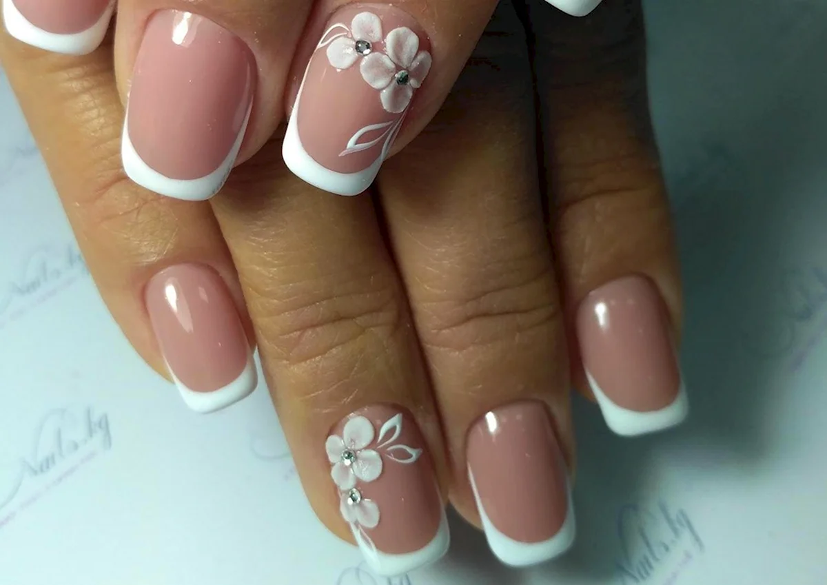 Маникюр французский с рисунком