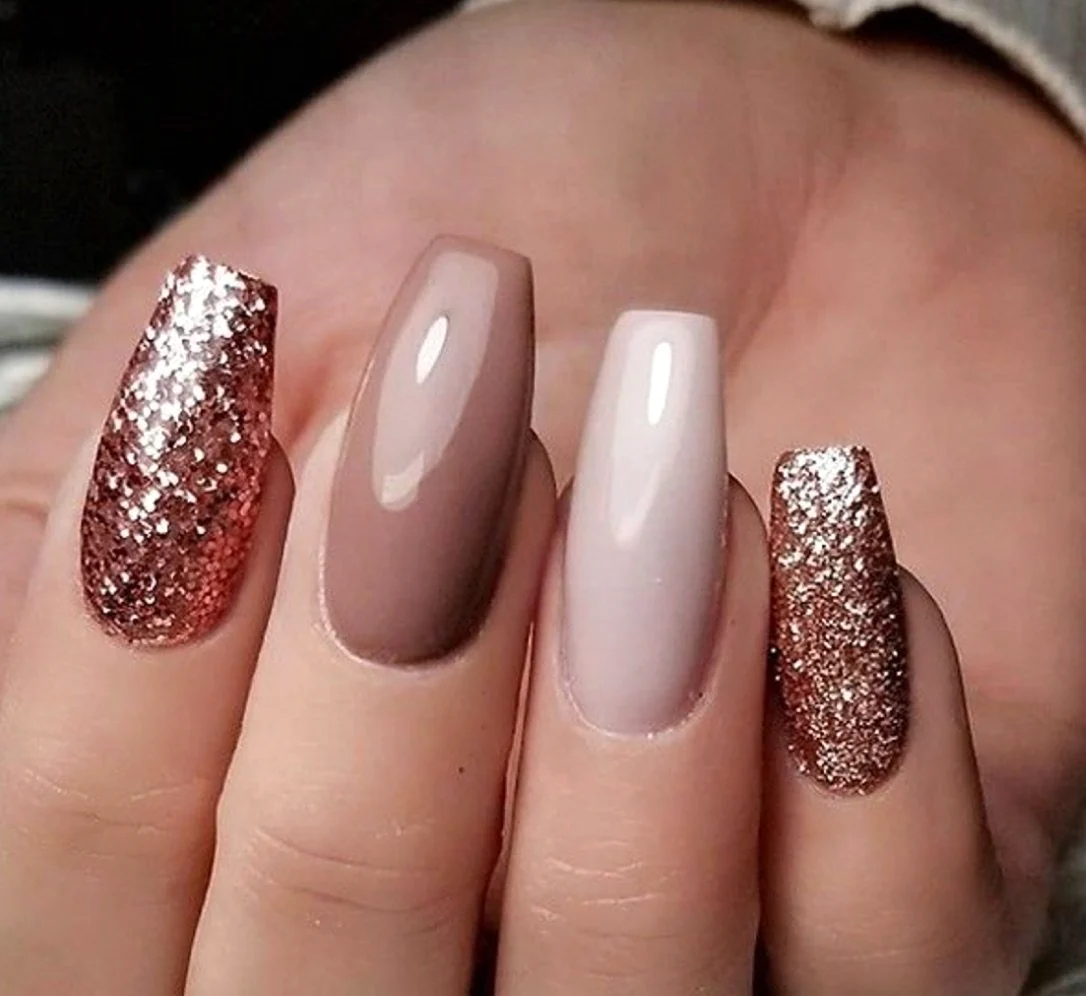 Маникюр телесного цвета с блестками