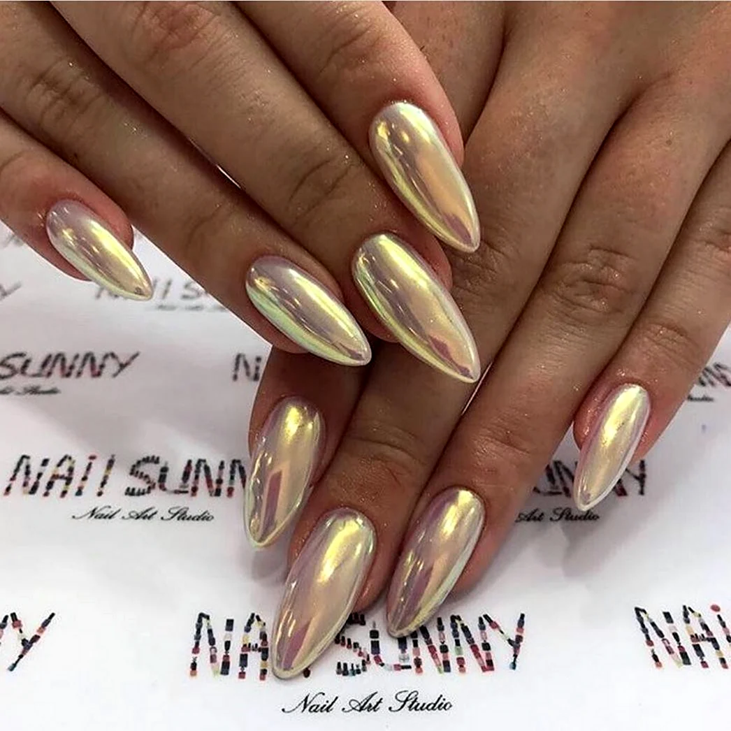 Маникюр с золотой втиркой 2022