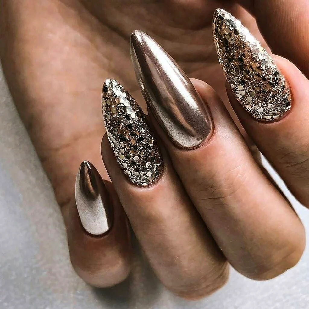 Коричневый блестящий маникюр
