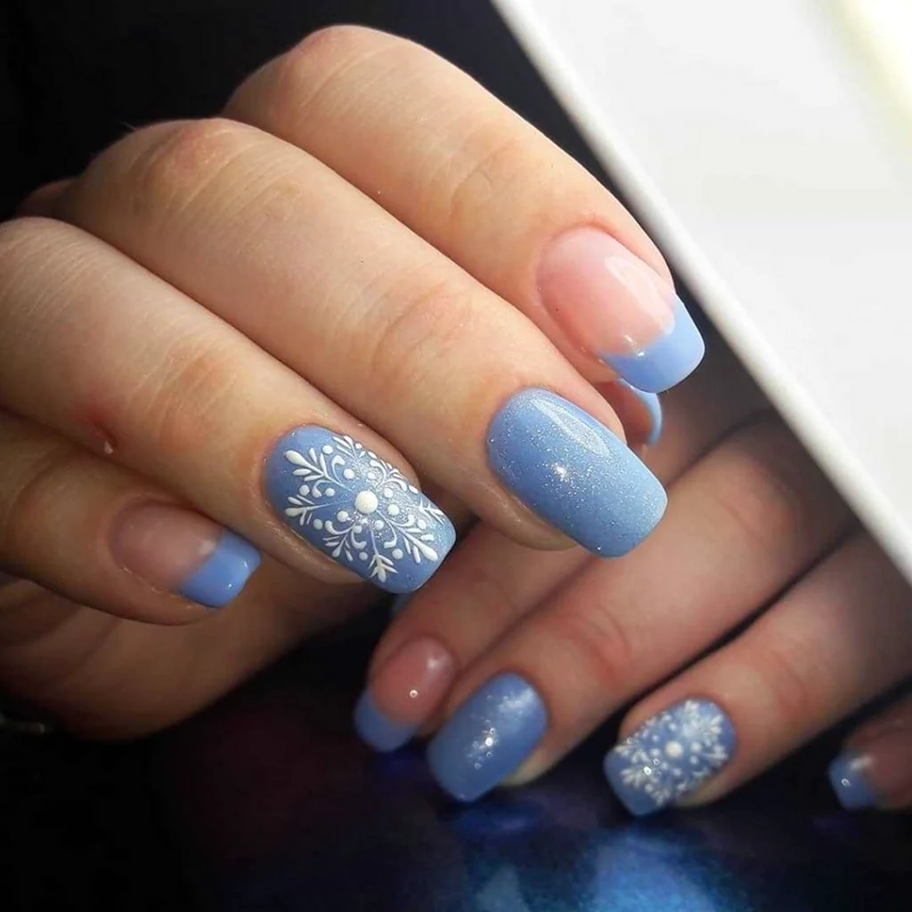 Голубой маникюр со снежинками