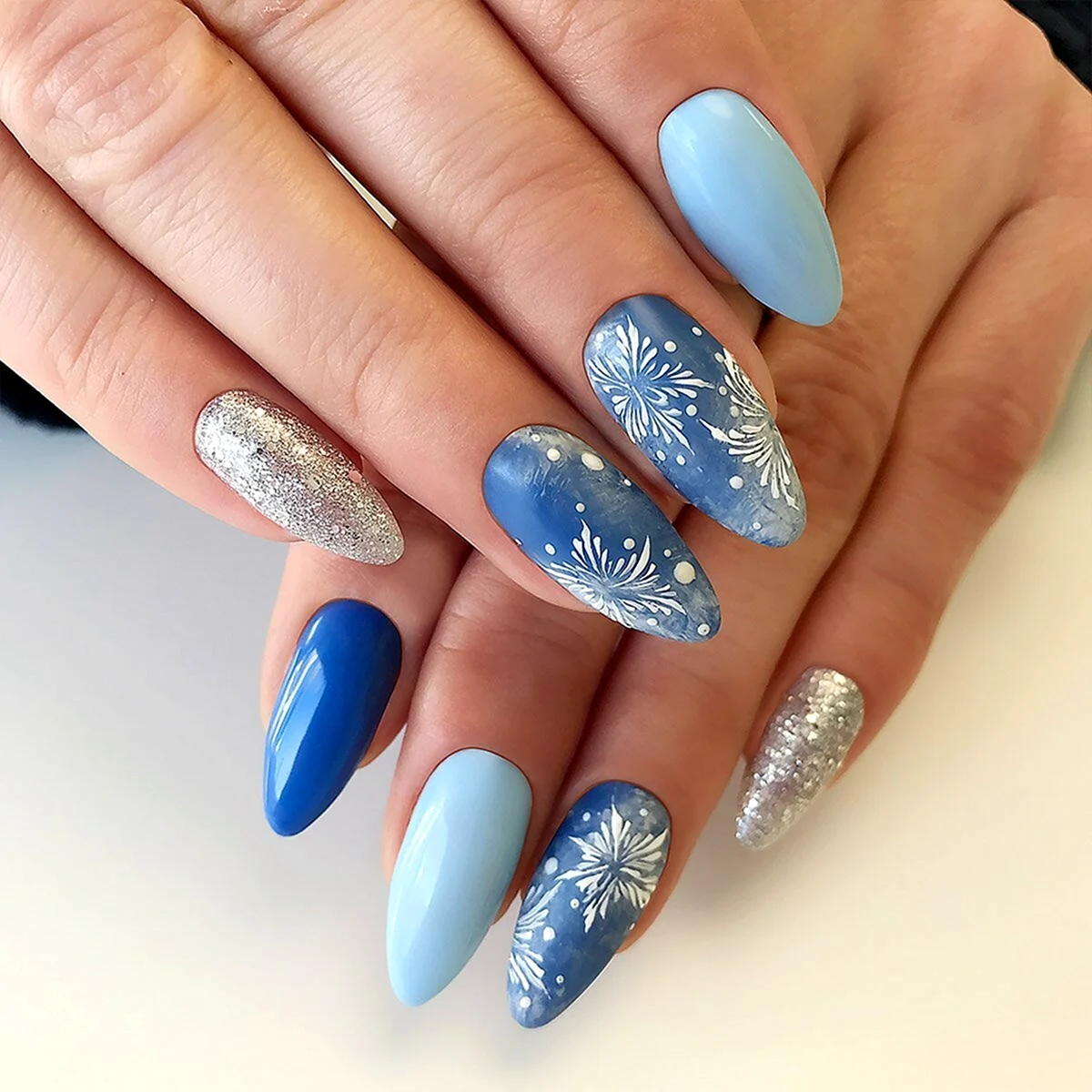 Маникюр голубой с серебром