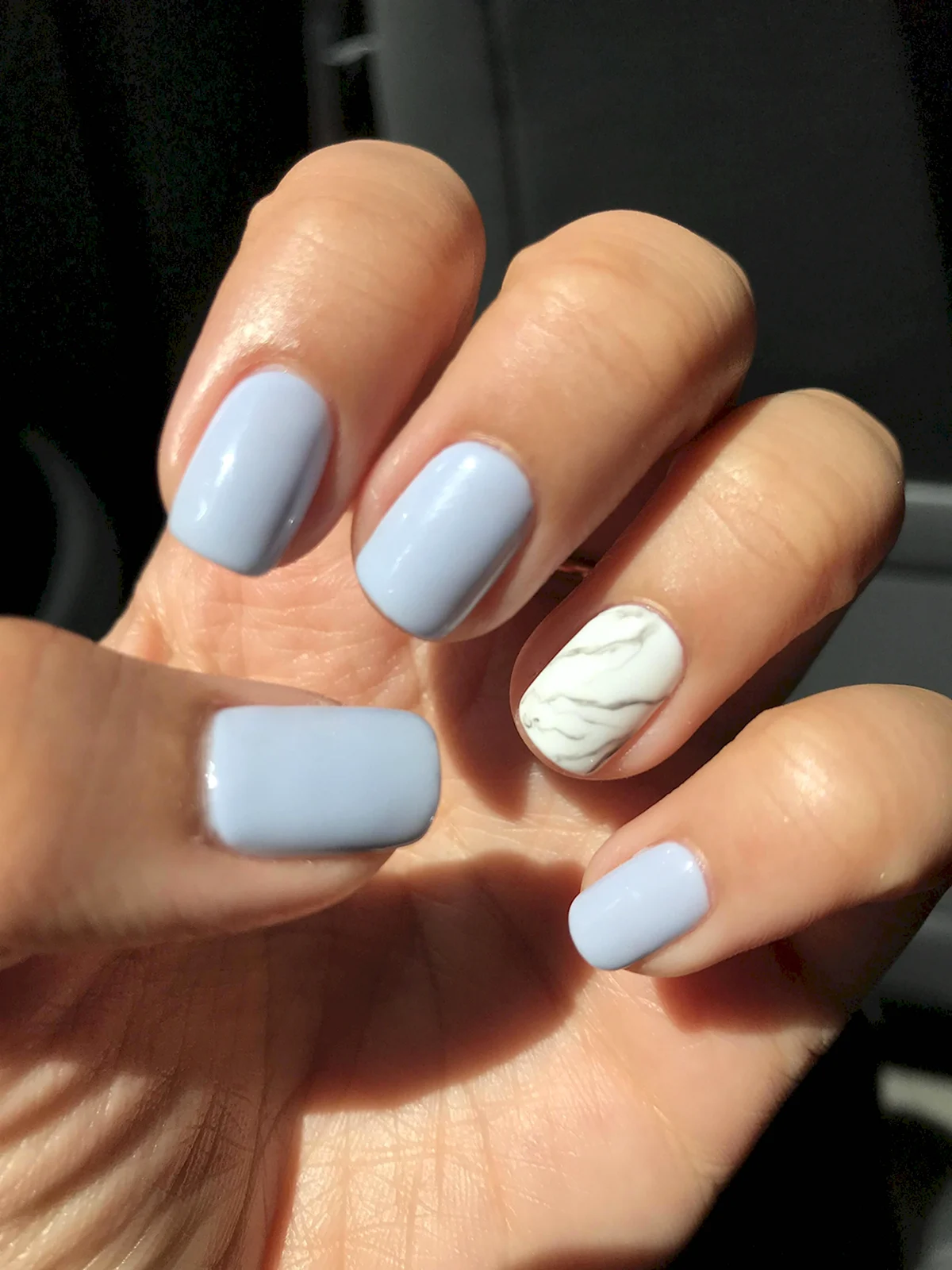 Бледно голубой маникюр