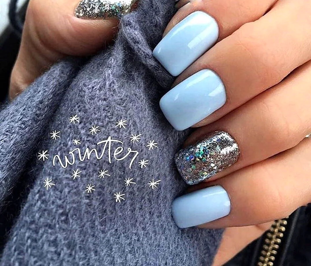 Голубой маникюр с блестками