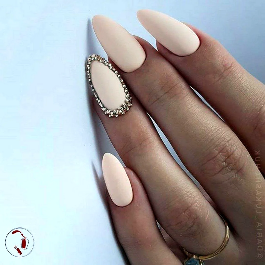 Нюдовый маникюр миндаль