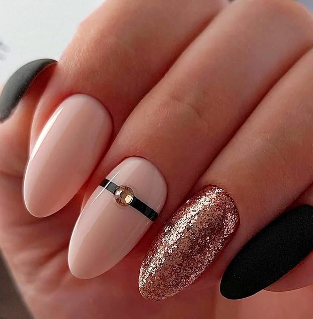 Маникюр бежевый с черным миндаль