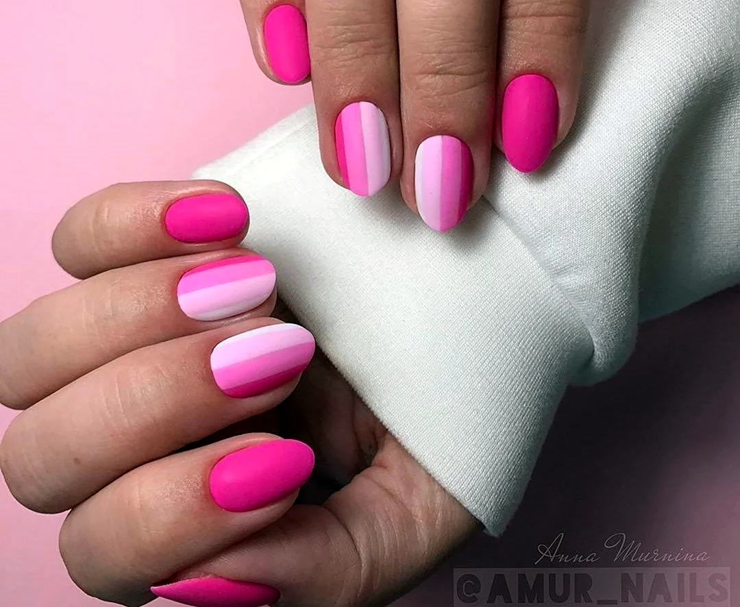 Яркий розовый маникюр