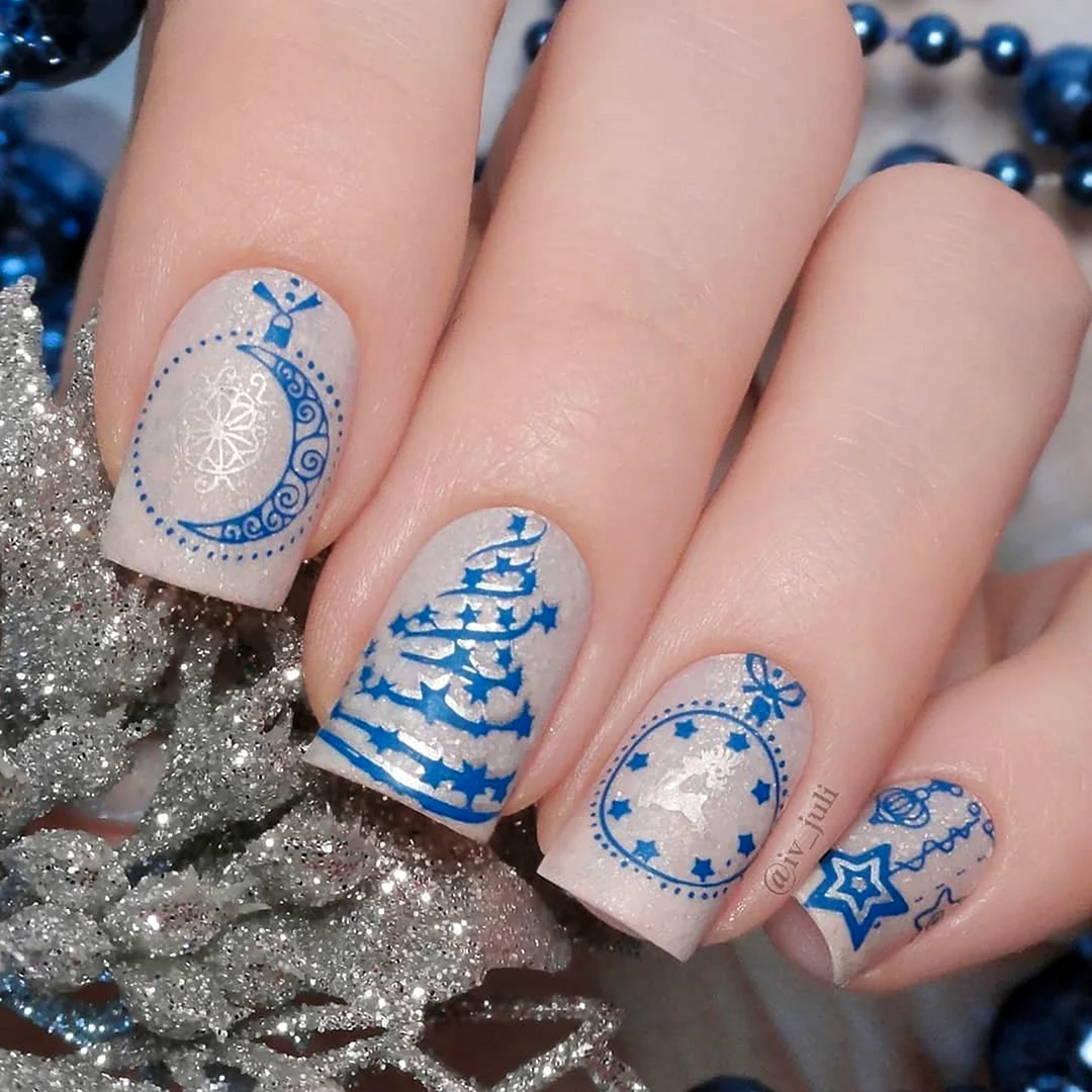 Маникюр со снежинками