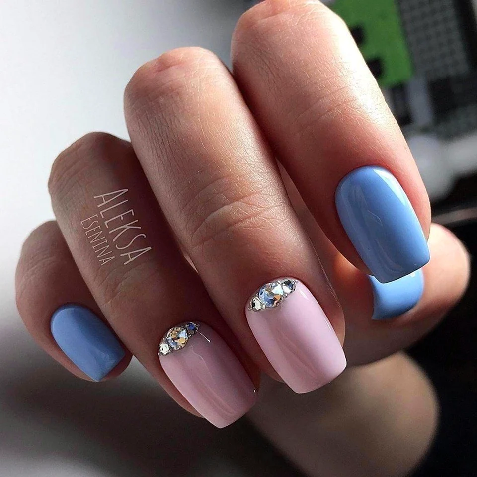 Розовоголубоц маникюр