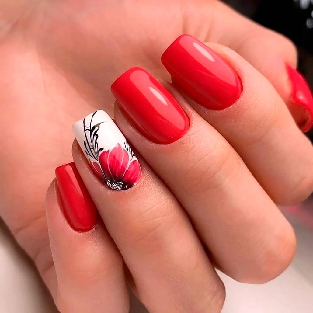 Красивый красный маникюр