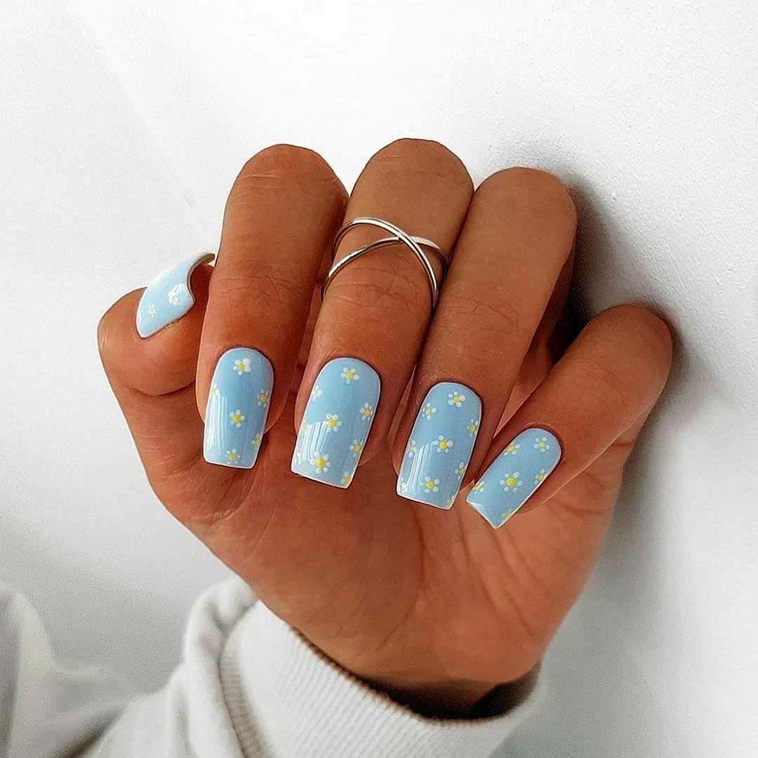 Маникюр с ромашками