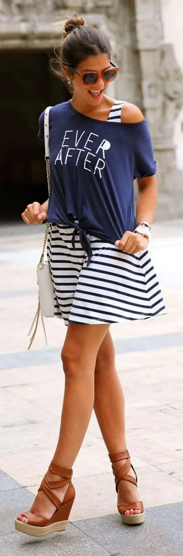 Девушки в босоножках на танкетке