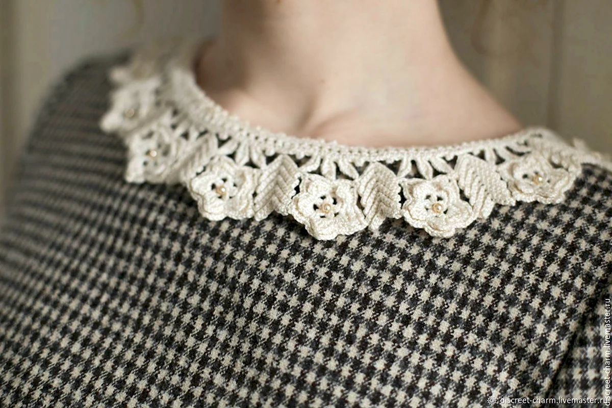 Платье с кружевным воротником