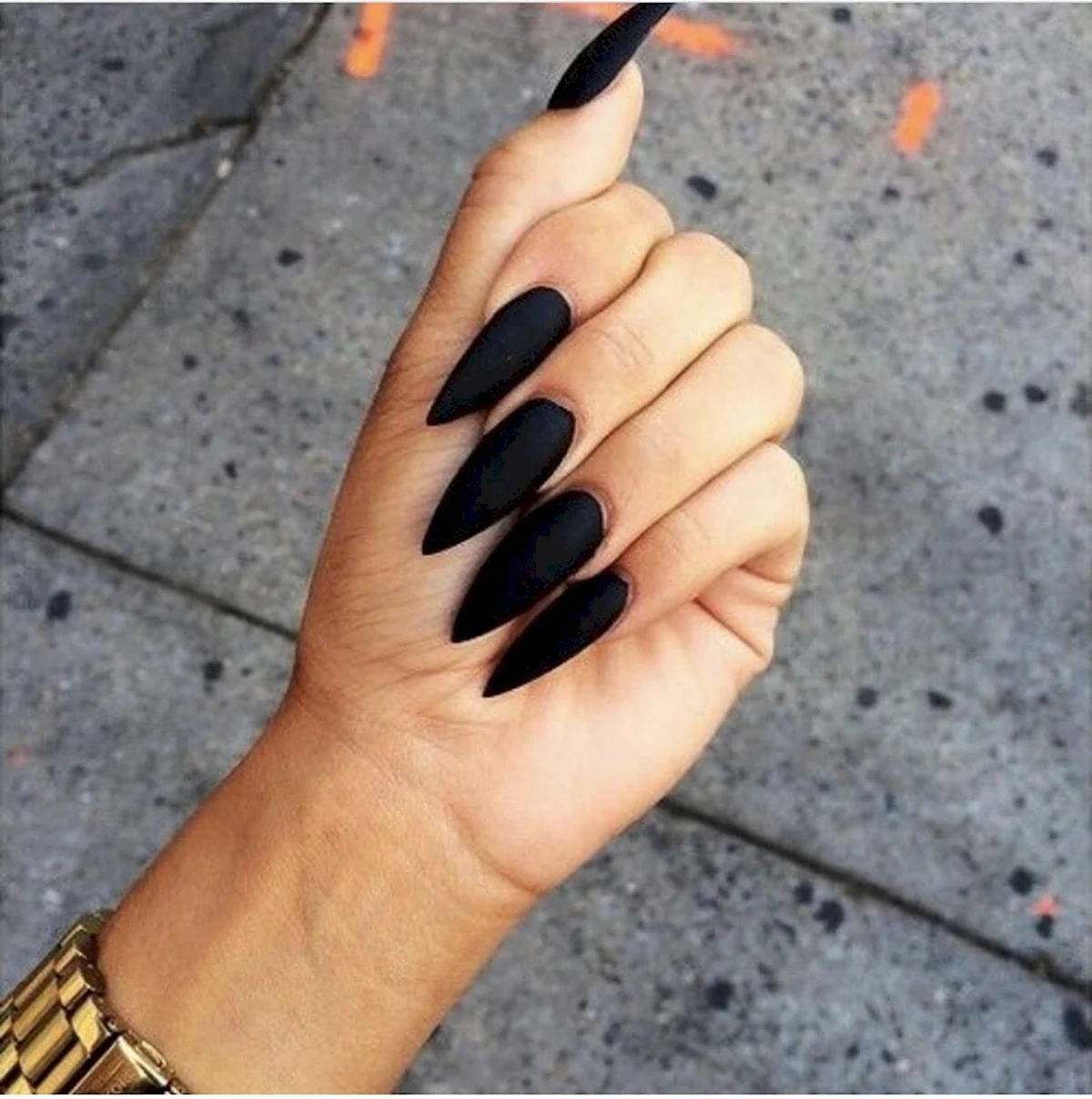 Длинные черные матовые ногти