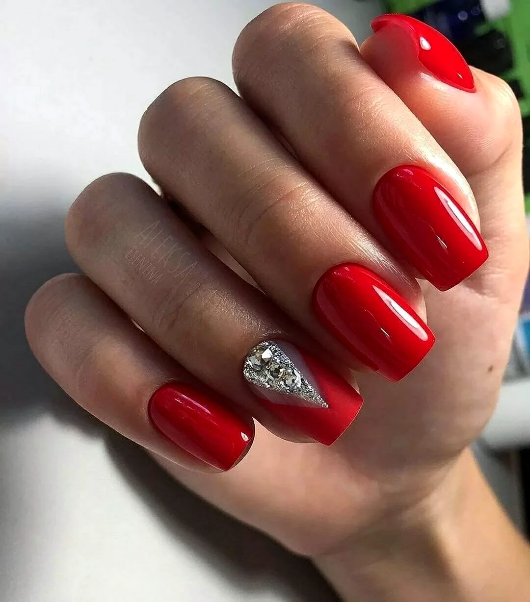 Красный маникюр