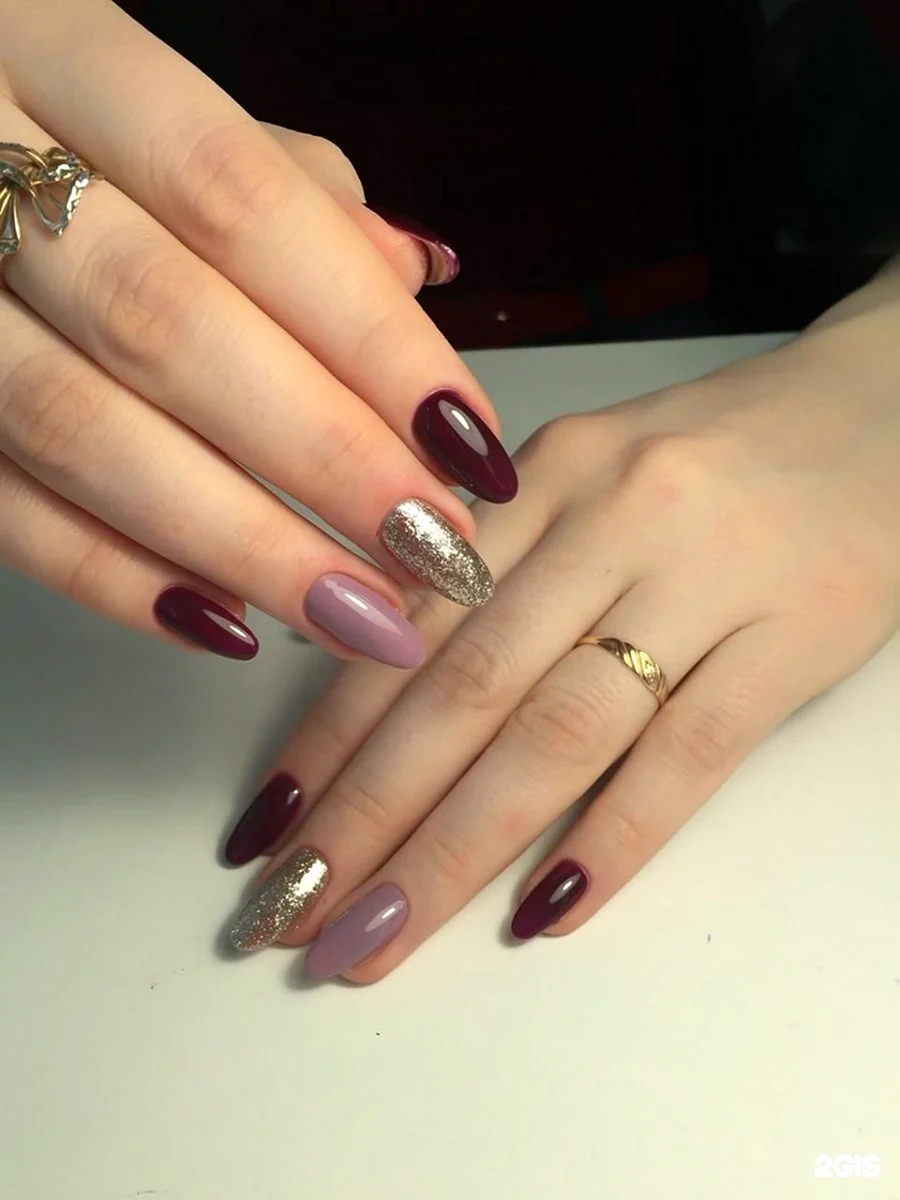 Ногти миндаль бордовые с блестками
