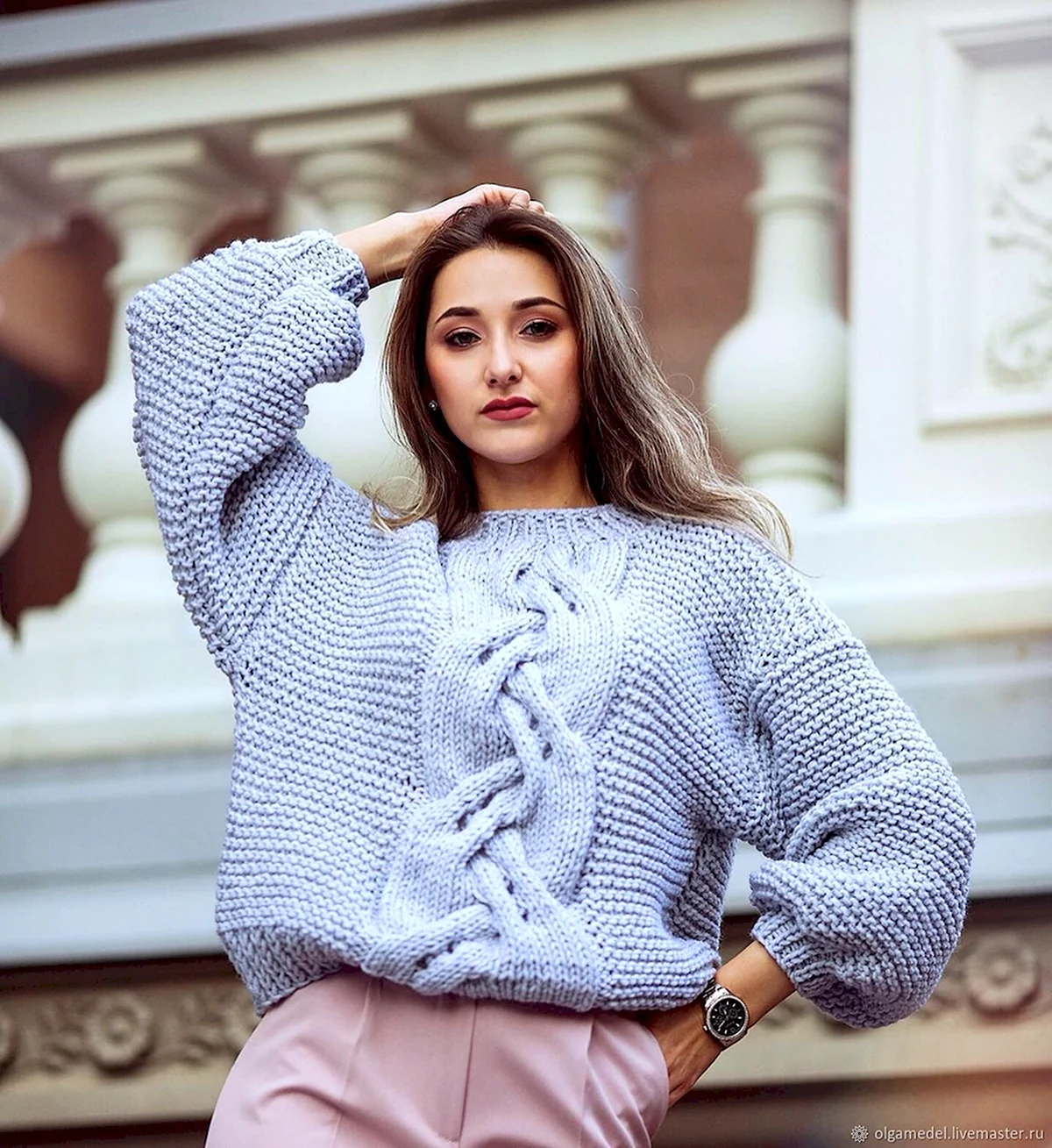 Вязаный свитер женский