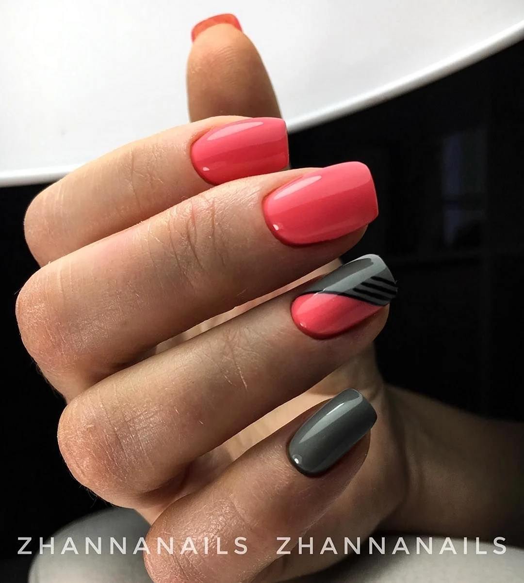 Маникюр серый с красным