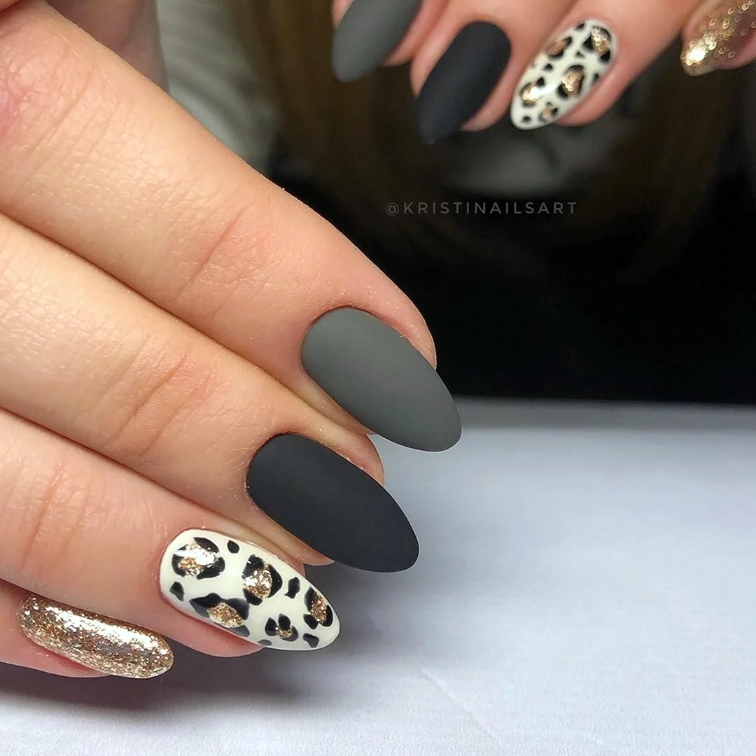 Матовые ногти с леопардовым принтом