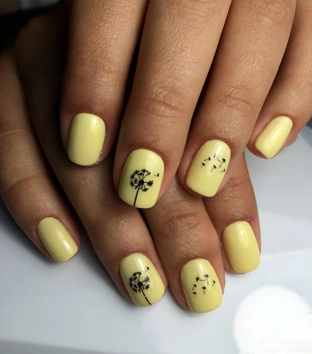 Жёлтый маникюр