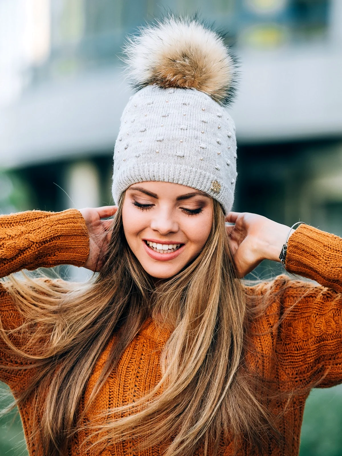 Шапка с помпоном женская