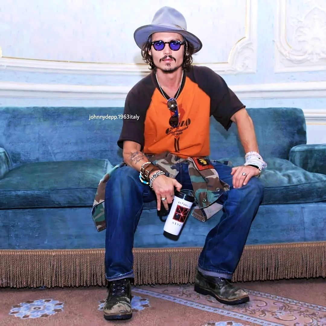 Джонни Депп сидит