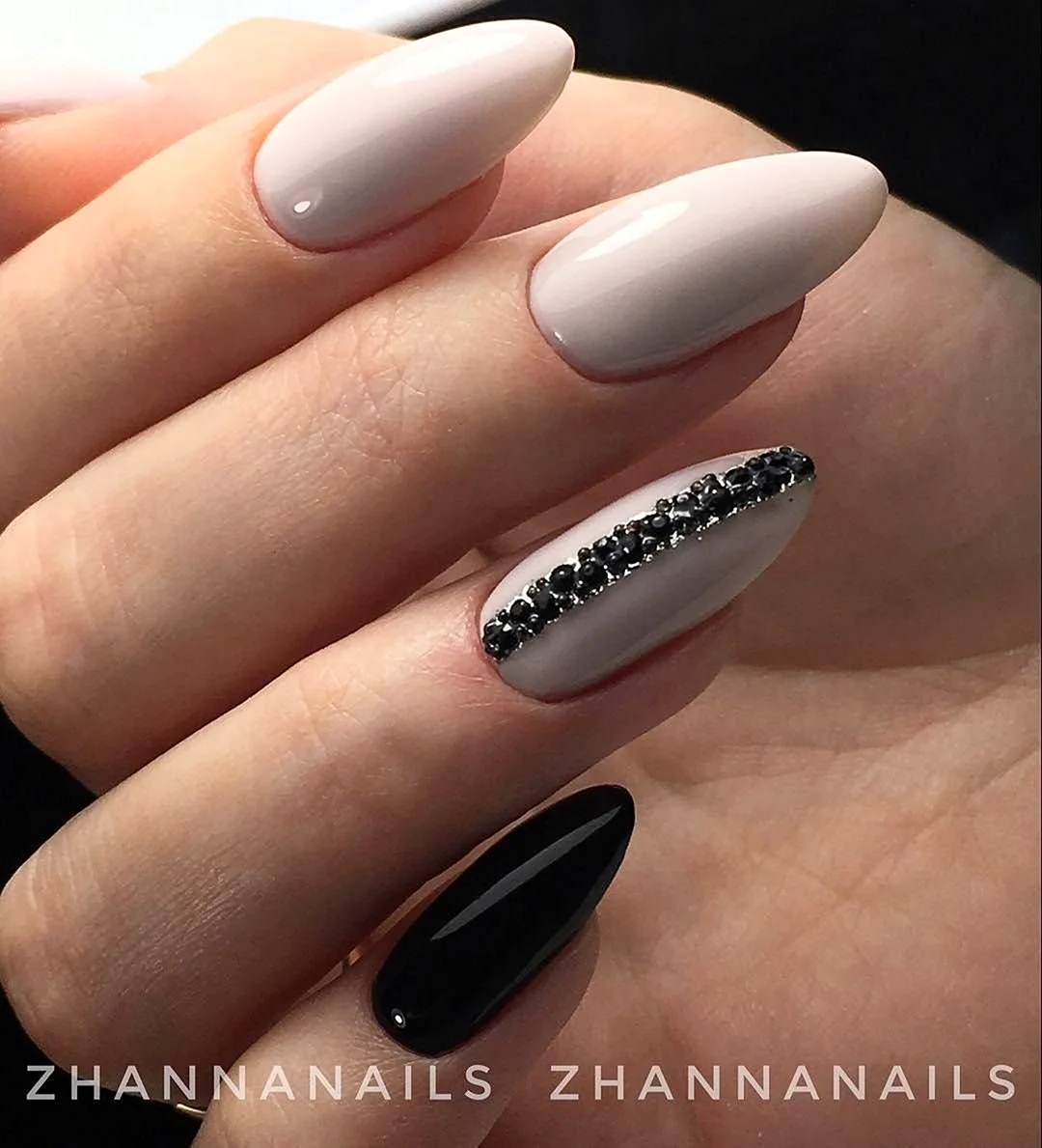 Маникюр молочный с черным