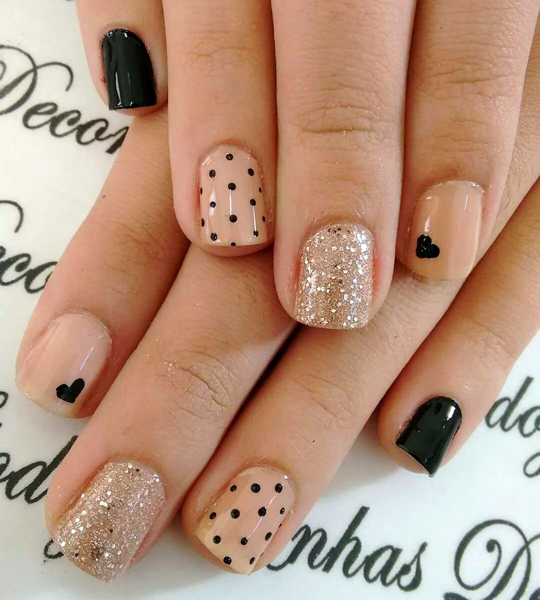 Маникюр бежевый в горошек