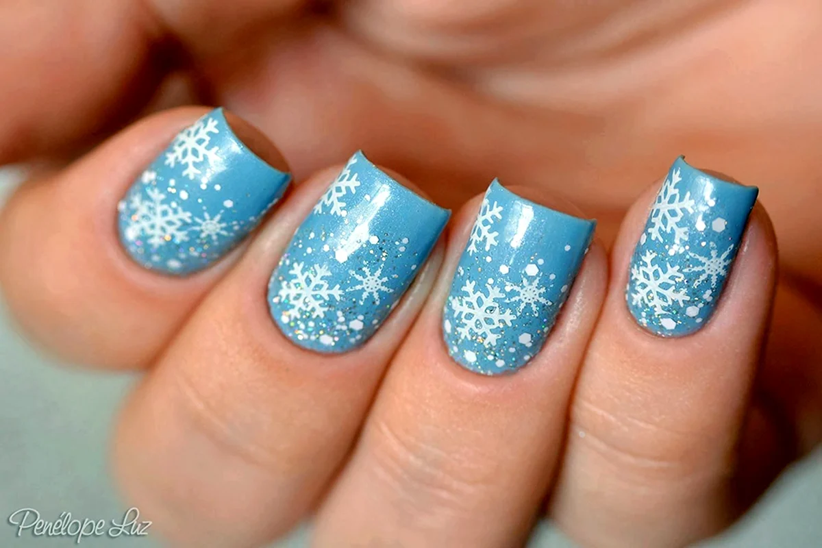 Голубой маникюр со снежинками