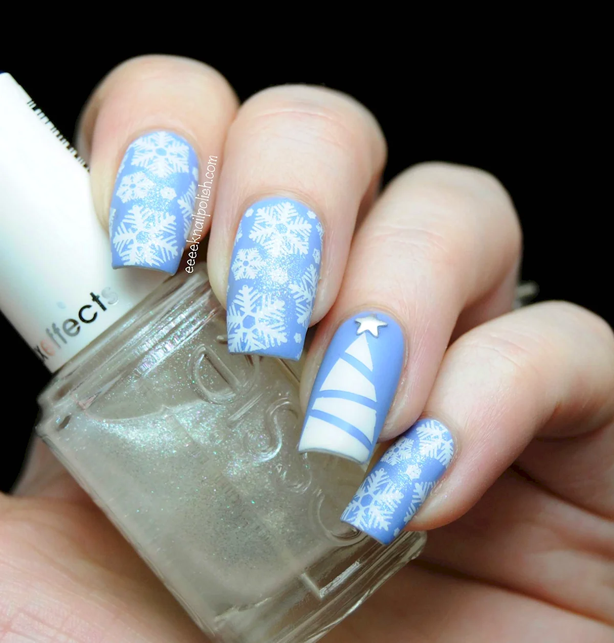 Голубой маникюр со снежинками
