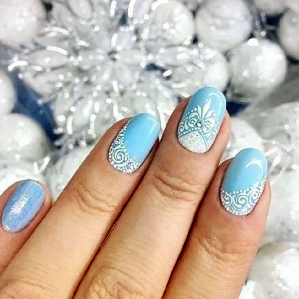Зимний маникюр в голубых тонах