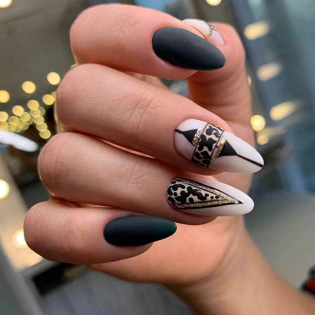 Маникюр бежевый с черным