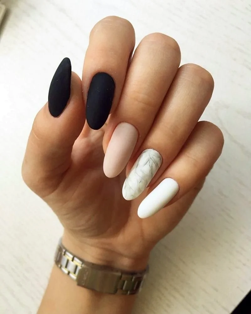 Матовый маникюр на миндальную форму