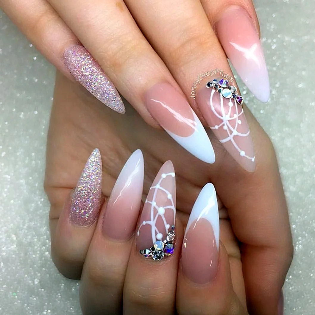 Острый френч на миндалевидных ногтях 2022