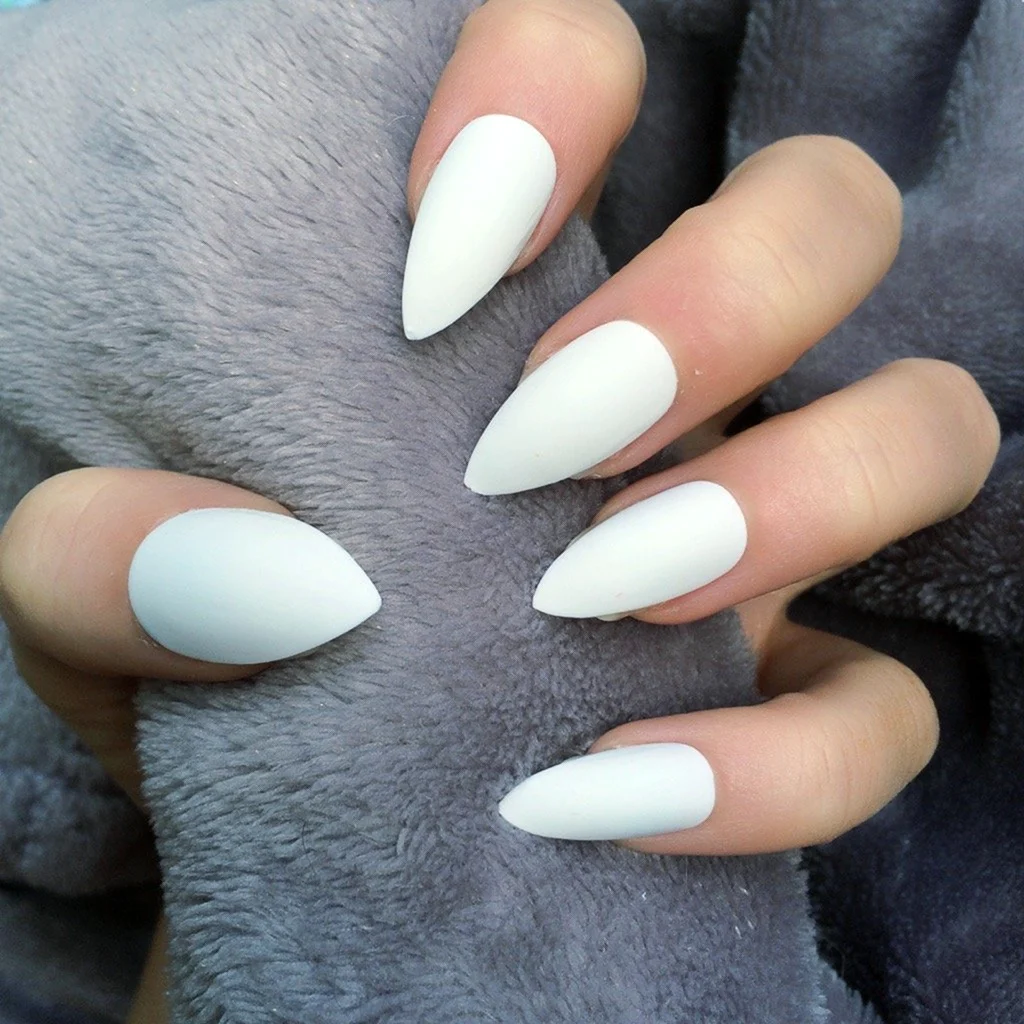 Белый матовый маникюр миндаль