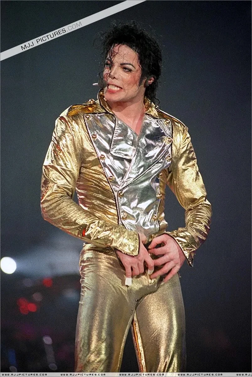 Майкл Джексон в золотом костюме