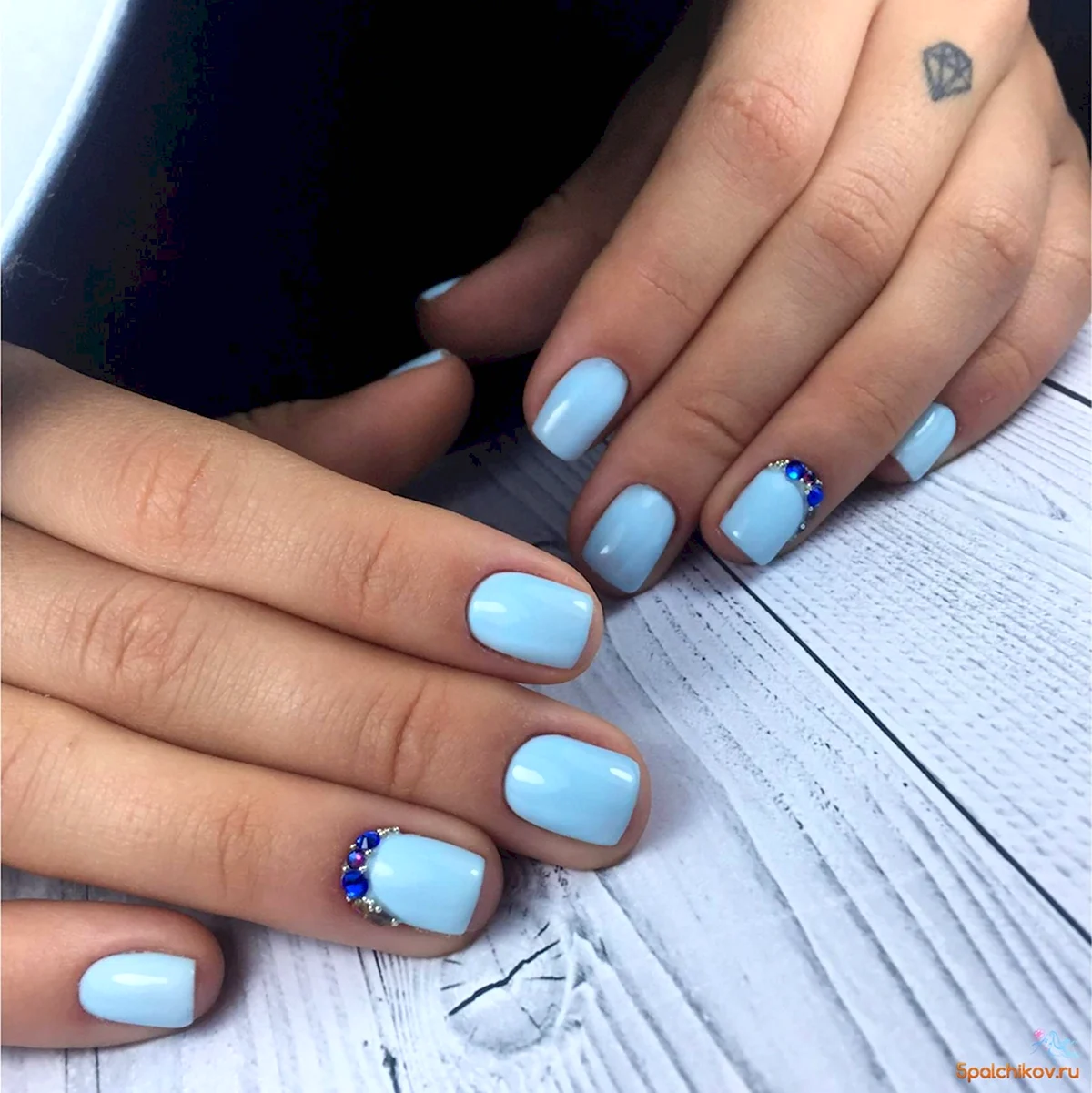 Голубой маникюр на короткие ногти
