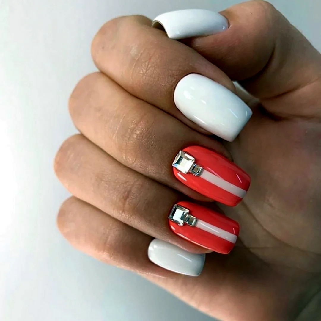 Белый маникюр