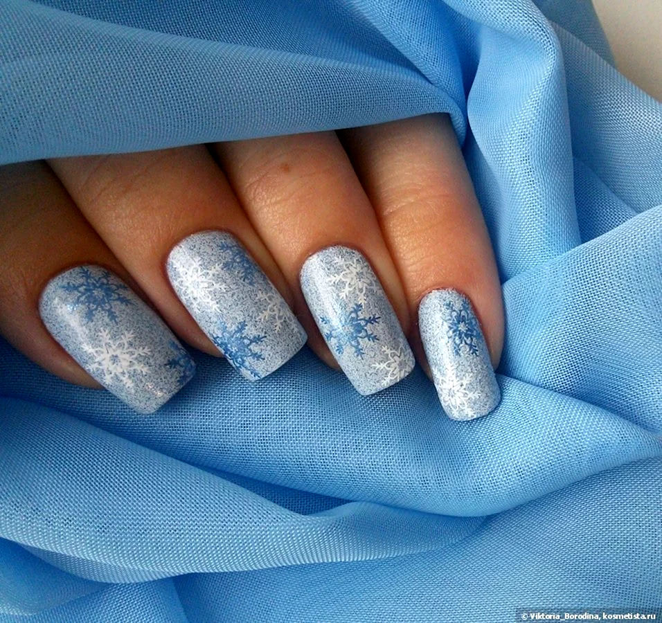 Маникюр голубой с серебром