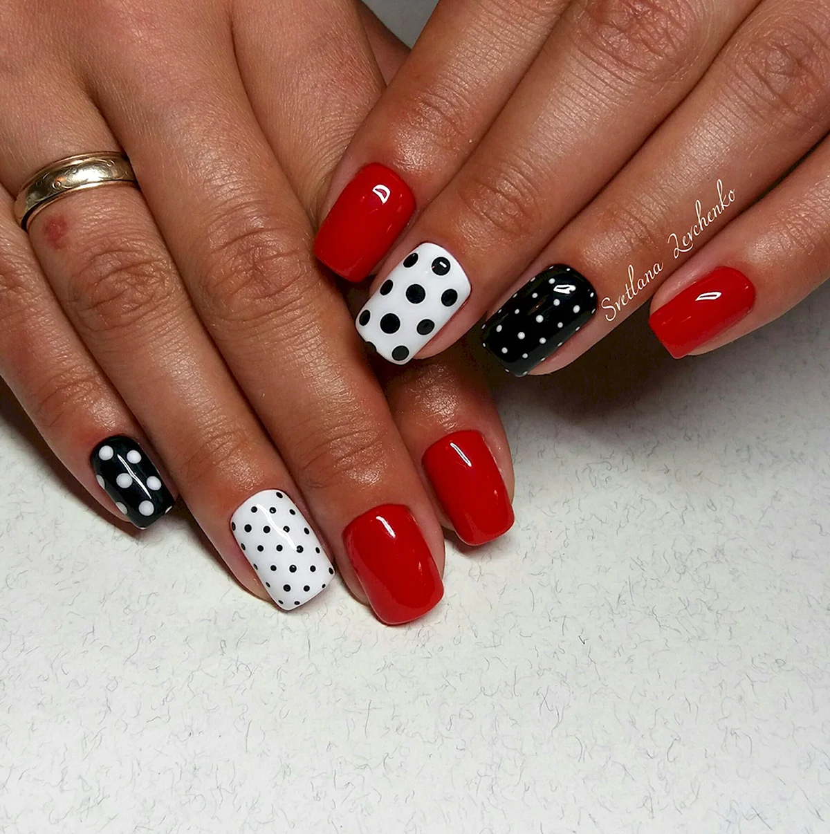 Маникюр в горошек
