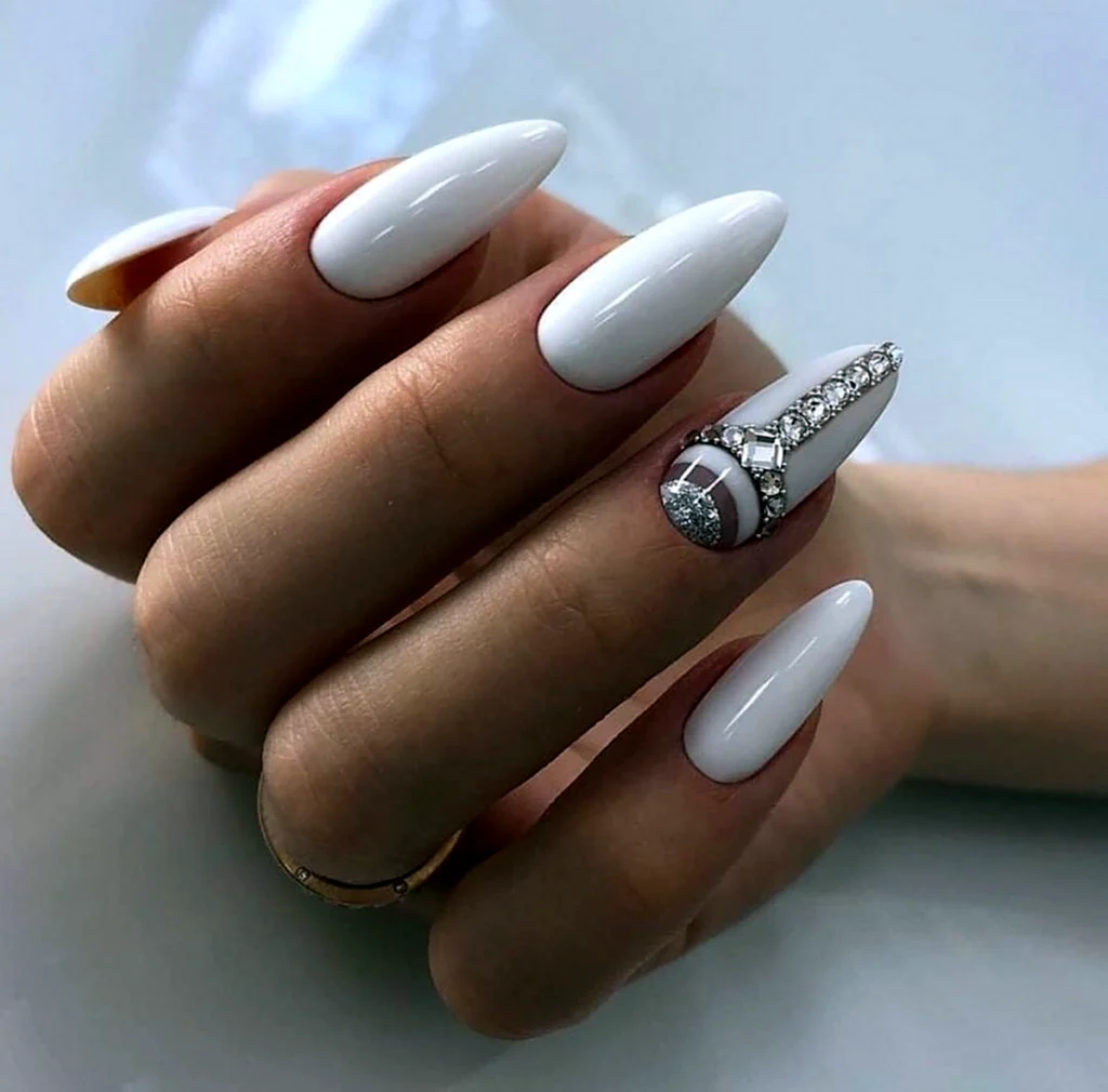 Молочный маникюр 2022 миндаль